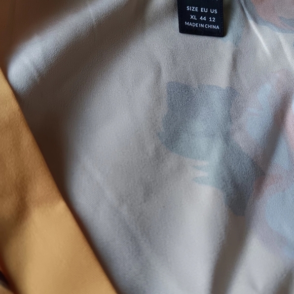 Shein sleeveless V-neck mustard colored floral blouse - Picture 6 of 6